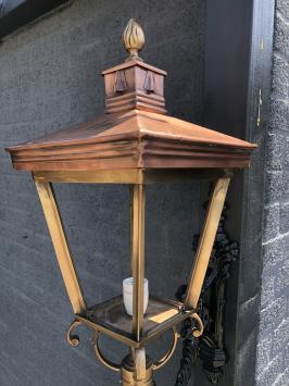 Wandleuchte mit Dame schwarzer Halterung und Kupfer und Messing quadratischen Lampenkopf XXL