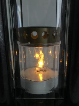 Een graflantaarn / graflamp, volledig van graniet gemaakt, met facet geslepen ruiten, mooi strak model