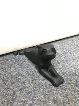 Deurstopper in de vorm van een hond, leuk!