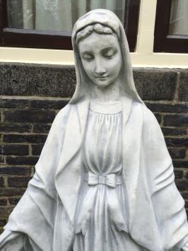 Mutter Maria, Kirchliche Gartenskulptur, Stein