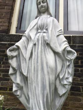 Mutter Maria, Kirchliche Gartenskulptur, Stein
