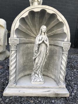 Beeld Maria, biddend, in een kapel, Maria Lourdes, Mariakapel
