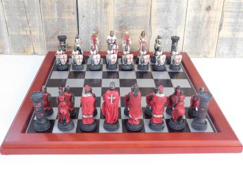Een schaakspel met als thema: 'MEDIEVAL KNIGHTS', schaakstukken