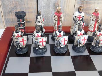 Een schaakspel met als thema: 'MEDIEVAL KNIGHTS', schaakstukken