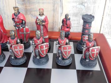 Een schaakspel met als thema: 'MEDIEVAL KNIGHTS', schaakstukken