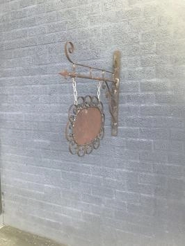 Winkelbord met zijarm, ongeverfd smeedijzeren naambord