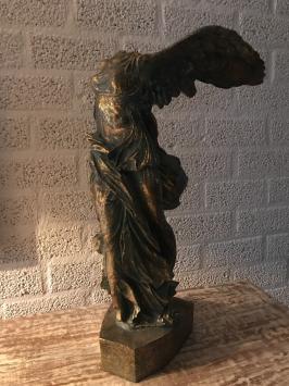 Prachtig beeld van Nikè, gemaakt van polystone