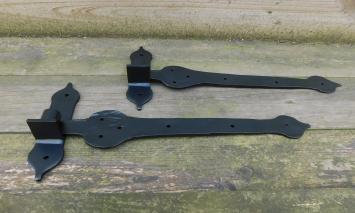 Satz mit 2 handgeschmiedeten Haken - Torscharnier - schwarz