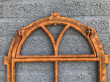 Gusseisernes Stallfenster mit Klappfenster zur Belüftung