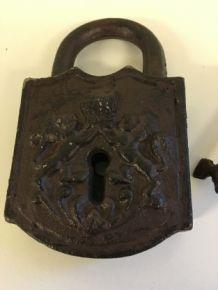 Vorhängeschloss aus antikem Eisen mit Logo des Königshauses