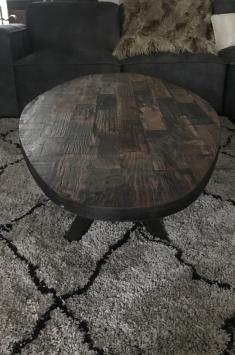 Robuster ovaler Couchtisch mit schöner Holzplatte und Eisengestell