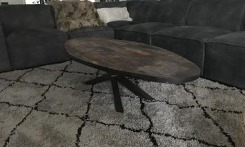 Robuster ovaler Couchtisch mit schöner Holzplatte und Eisengestell