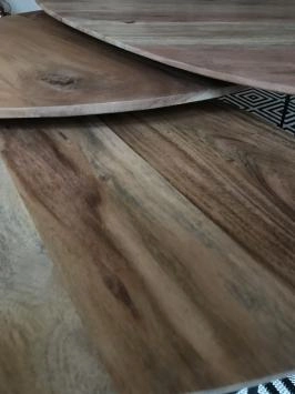 Attraktives Set aus 3 Tischen, großen Couchtisch
