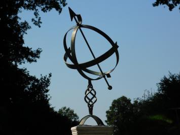 Sonnenuhr aus Eisen – Steinsockel – klassisch