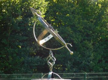 Sonnenuhr aus Eisen – Steinsockel – klassisch