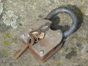 Antikes Schloss, Vorhängeschloss mit funktionierendem Schloss - mittelalterliches Aussehen