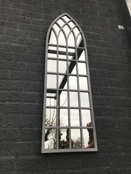 Mooie spiegel als kerkraam, groot, met metalen rand