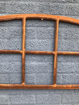 Gusseisenfenster mit Bögen, Stallfenster