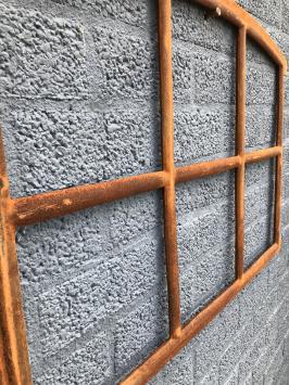 Gusseisenfenster mit Bögen, Stallfenster