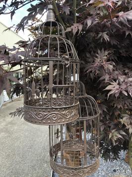 Set ronde bruine metalen vogelkooitjes