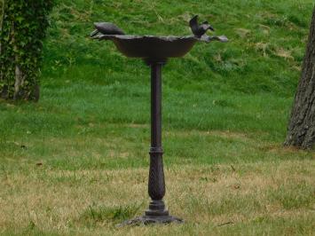 Großes Vogelbäde / vogeltränke zu Fuß, mit Vogel am Rand, Gusseisen
