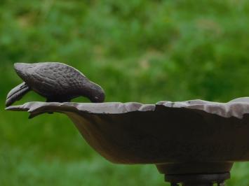 Großes Vogelbäde / vogeltränke zu Fuß, mit Vogel am Rand, Gusseisen