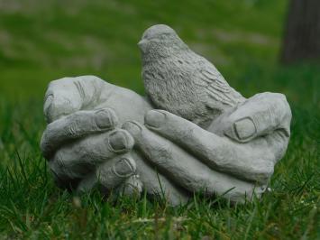 vogelbad - handen met vogel - steen