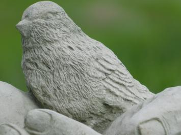 Vogelbad - Hände mit Vogel - Stein