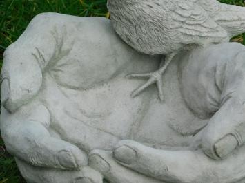 Vogelbad - Hände mit Vogel - Stein