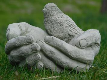 Vogelbad - Hände mit Vogel - Stein