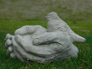 vogelbad - handen met vogel - steen