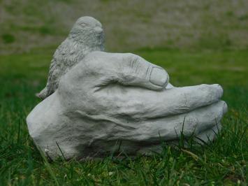 Vogelbad - Hände mit Vogel - Stein