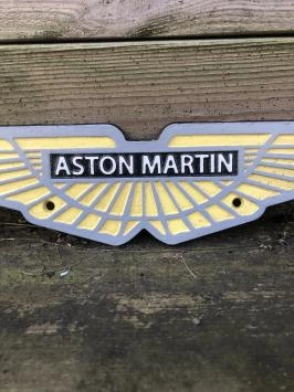 Wanddekoration aus Gusseisen – 'Aston Martin' – in Farbe