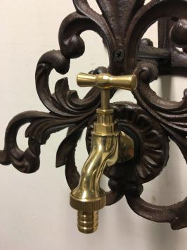 Wasserschlauchhalter aus Gusseisen - Messinghahn - braun