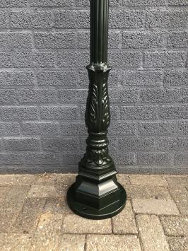 Außenleuchte, Laterne mit Keramikfassung und Glas, Mast aus Aluminiumguss, grün oder schwarz, mit quadratischem Kupferschirm, Höhe 240 cm.