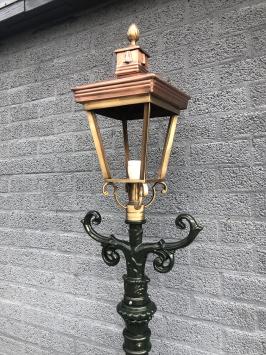 Außenleuchte, Laterne mit Keramikfassung und Glas, Mast aus Aluminiumguss, grün oder schwarz, mit quadratischem Kupferschirm, Höhe 240 cm.