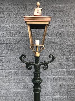 Außenleuchte, Laterne mit Keramikfassung und Glas, Mast aus Aluminiumguss, grün oder schwarz, mit quadratischem Kupferschirm, Höhe 240 cm.