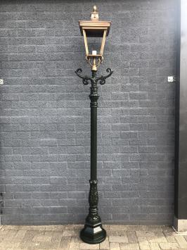 Außenleuchte, Laterne mit Keramikfassung und Glas, Mast aus Aluminiumguss, grün oder schwarz, mit quadratischem Kupferschirm, Höhe 240 cm.