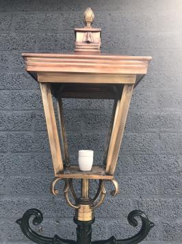 Außenleuchte, Laterne mit Keramikfassung und Glas, Mast aus Aluminiumguss, grün oder schwarz, mit quadratischem Kupferschirm, Höhe 240 cm.