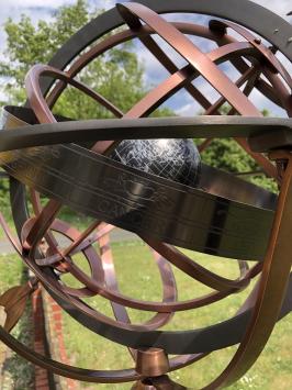 Sonnenuhr aus Messing/Kupfer/Aluminium – Erde als Mittelpunkt – auf Metallsockel