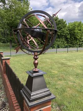 Sonnenuhr aus Messing/Kupfer/Aluminium – Erde als Mittelpunkt – auf Metallsockel