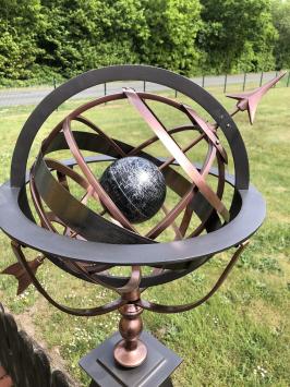 Sonnenuhr aus Messing/Kupfer/Aluminium – Erde als Mittelpunkt – auf Metallsockel