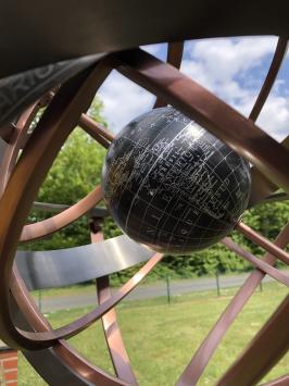 Sonnenuhr aus Messing/Kupfer/Aluminium – Erde als Mittelpunkt – auf Metallsockel