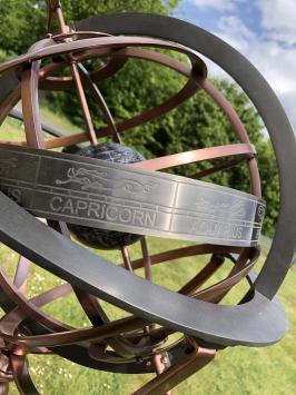 Sonnenuhr aus Messing/Kupfer/Aluminium – Erde als Mittelpunkt – auf Metallsockel