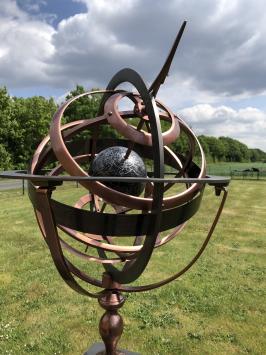 Sonnenuhr aus Messing/Kupfer/Aluminium – Erde als Mittelpunkt – auf Metallsockel