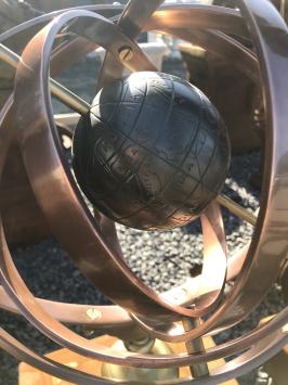 Messing zonnewijzer - aarde als middelpunt - aluminium voet