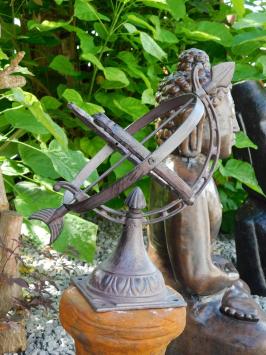 Sonnenuhr aus Gusseisen – kleines Modell – braun – halboffen