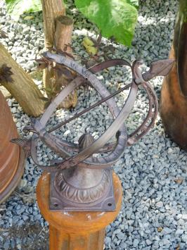 Sonnenuhr aus Gusseisen – kleines Modell – braun – halboffen