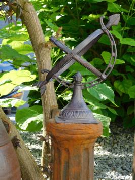 Sonnenuhr aus Gusseisen – kleines Modell – braun – halboffen